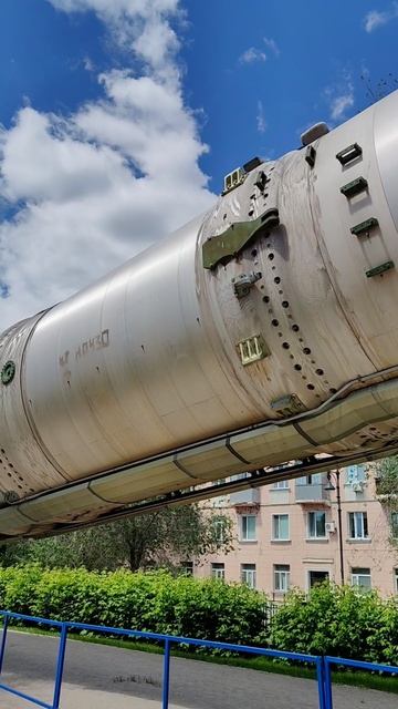 Межконтинентальная баллистическая ракета в выставочном комплексе "Салют, Победа" в Оренбурге