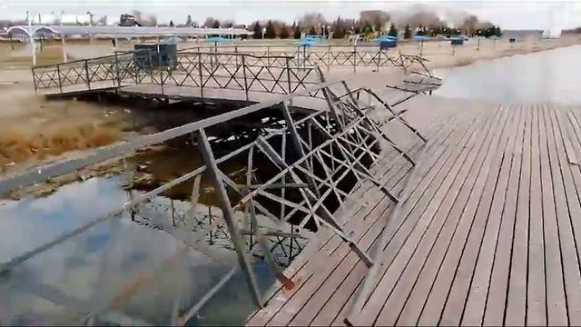 Городской пляж, озеро "Пëстрое"отремонтируйте мостик.#