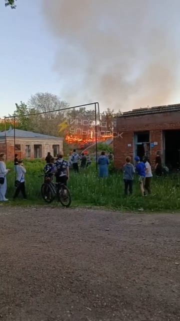 🔥 Горит заброшка около поликлиники на Нижней  Пожарные на месте
