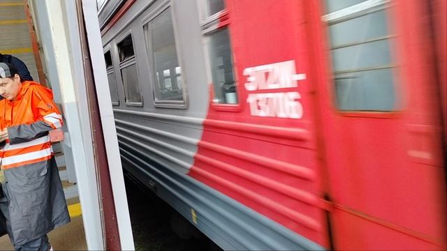 Электровоз ЭП20-063 с Пассажирским поездом и Электропоезд ЭТ2М-137 Прибыл на конечную станциюОбухово