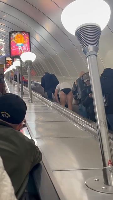 Ничего особенного, просто петербуржец решил переодеться прямо на эскалаторе в метро.