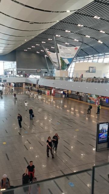 Вокзал Адлер, здесь приятно провести несколько часов, есть детская площадка и много кафе!)