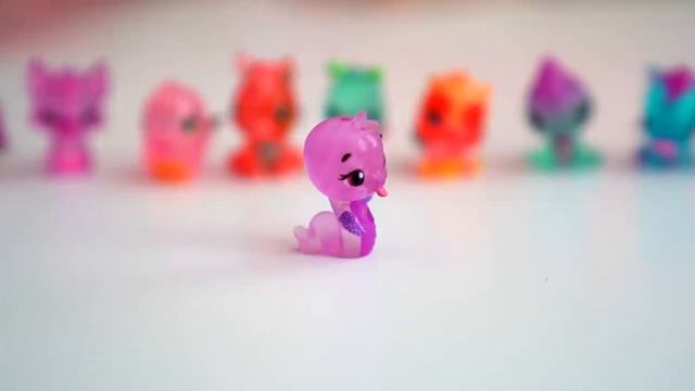 Рома и Диана Рома и Диана открывют маленькие игрушки Хетчималс
