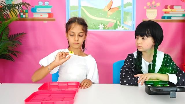 ДИАНА И РОМА - Діана приходить до школи в образі Wednesday