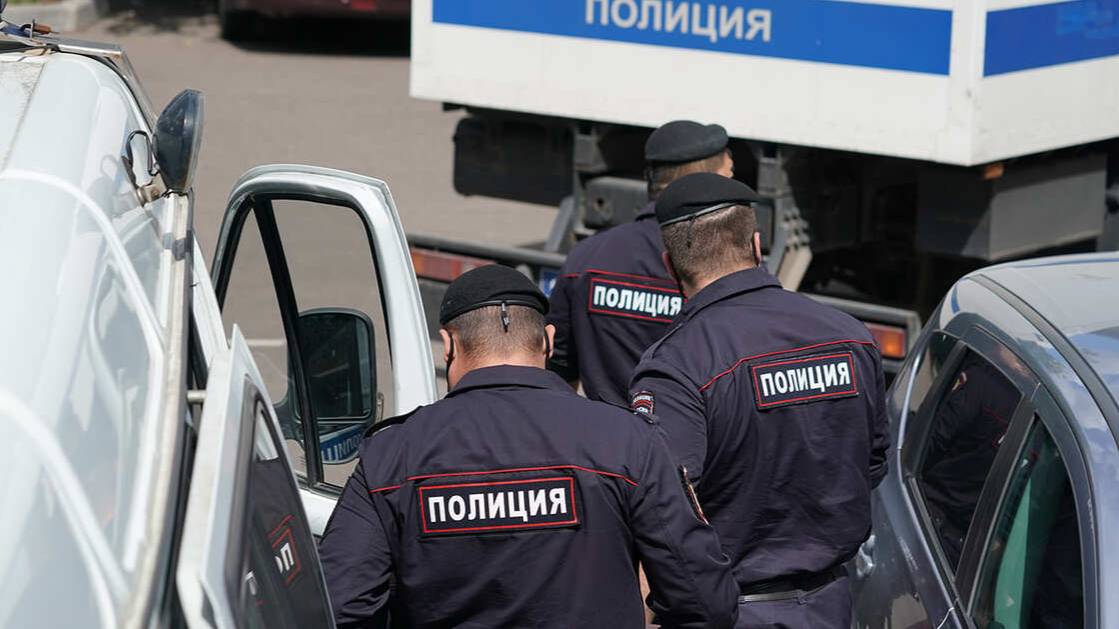 На Урале полиция остановила ЛГБТ*-вечеринку в стиле 90-х