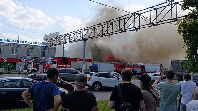 Сгорел полностью магазин № 38. На момент последних кадров его тушат уже более 12 часов.