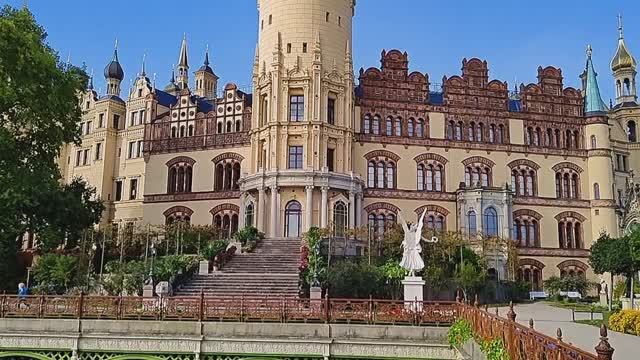 Швери́н  — город в Германии