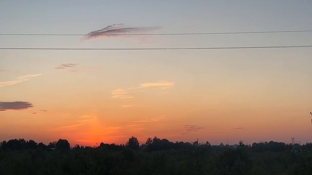 Потрясающий закат над живописным пейзажем — завораживающее зрелище природы!