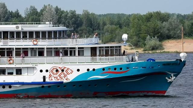 идёт "Кутузов" по волнам