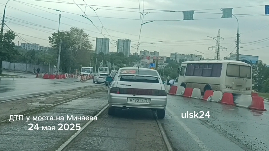 Автобус "ПАЗ" врезался в "Рено Логан". ДТП около Минаевского моста в Ульяновске. 24 мая 2025 г.