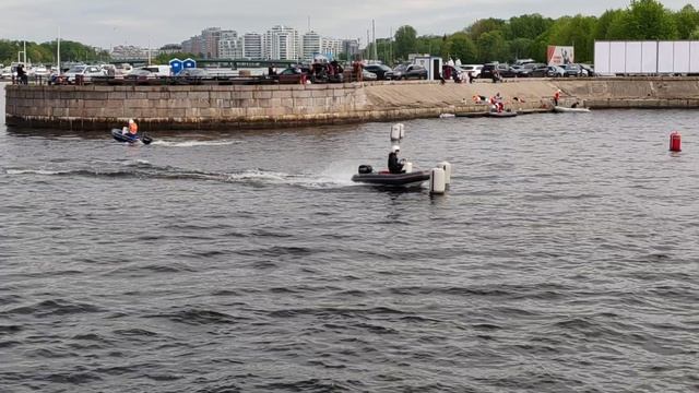 «Экзамены по вождению на моторных лодках для детей на Петровской косе другой ракурс»