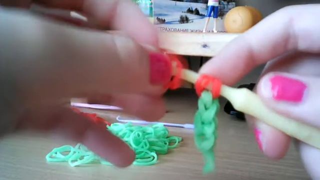 Не куда деть пластмассовые крючки? Сплетём флажок!