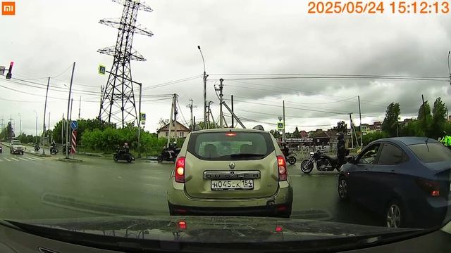 В Новосибирске члены мотоклуба "Второй дивизион" взяли на себя роль ГАИ — перекрыли улицу