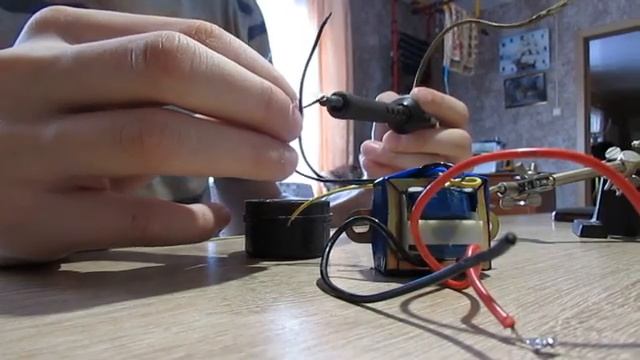 yt1s.com - преобразователь из 15 вольтовой батарейки в 220 вольт да за 3 минуты_360p