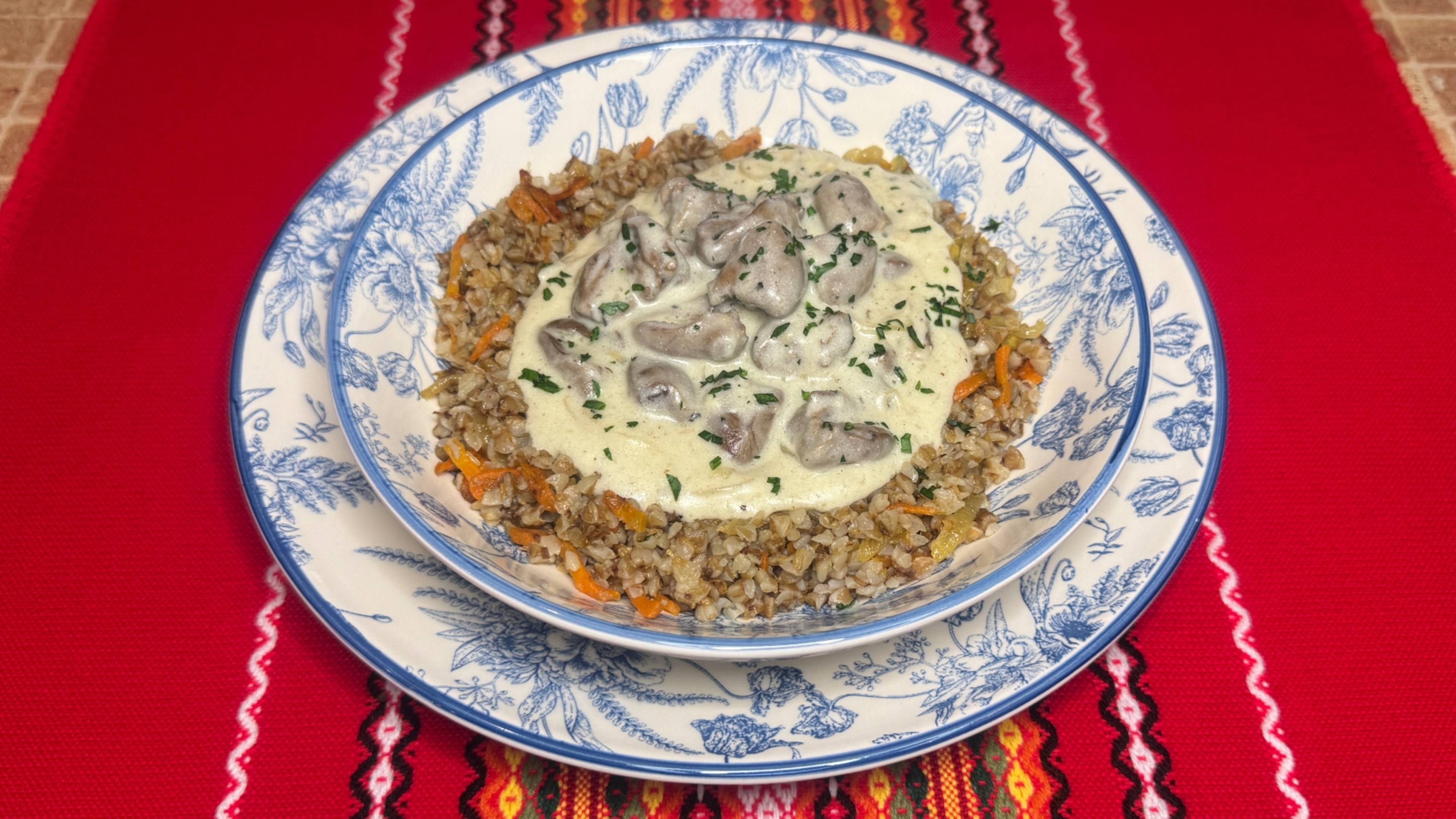 Куриные сердечки в сметанном соусе с гречкой.