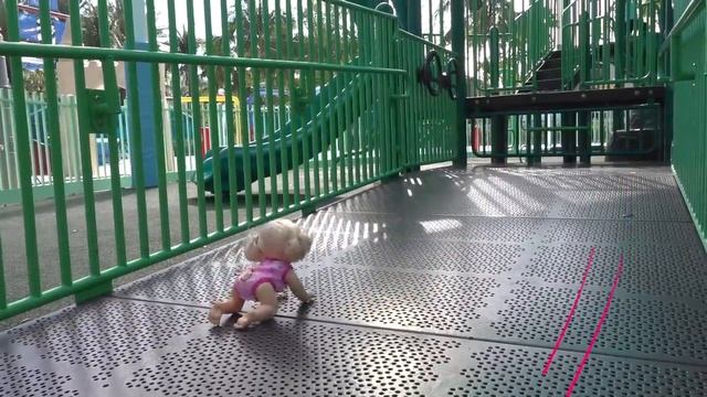 Рома и Диана Диана играет с маленькими куклами