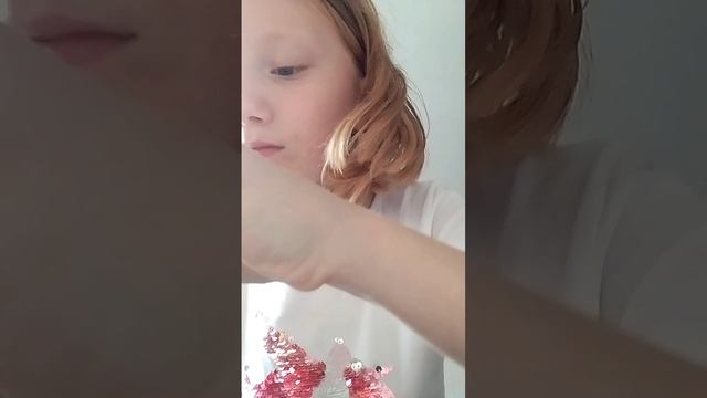 пранкую свою сестру острыми конфетами