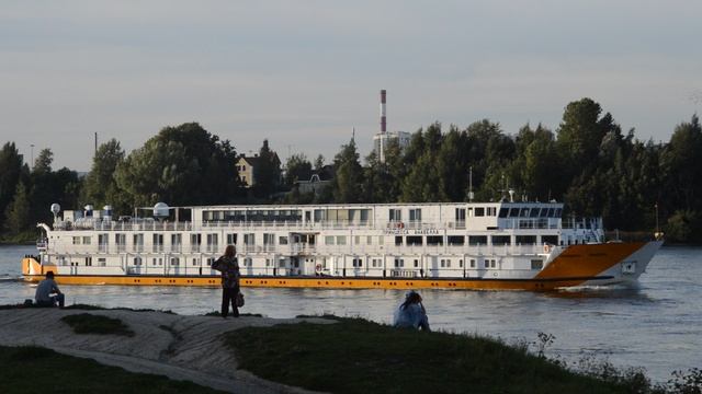 Круизный теплоход идет по Неве, Петербург. 11 августа 2022.