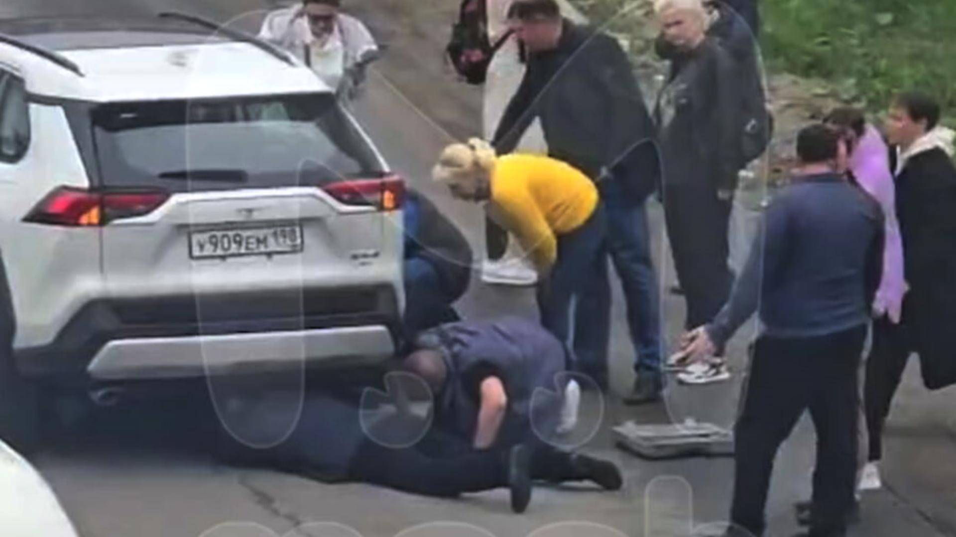 В Петербурге школьница попала под колеса Toyota, перебегая дорогу с бабушкой