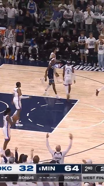 Randle powers through for the lay, the fans love it!!