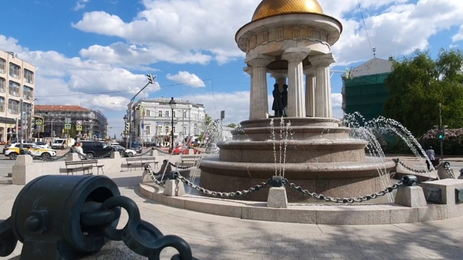 Фонтан-ротонда «Наталья и Александр Пушкины» у Никитских ворот символизирует свод церкви Вознесения.