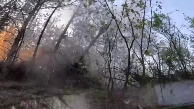 Расчет САУ «Мста-С» группировки «Центр» уничтожил опорный пункт всу на Красноармейском направлении…