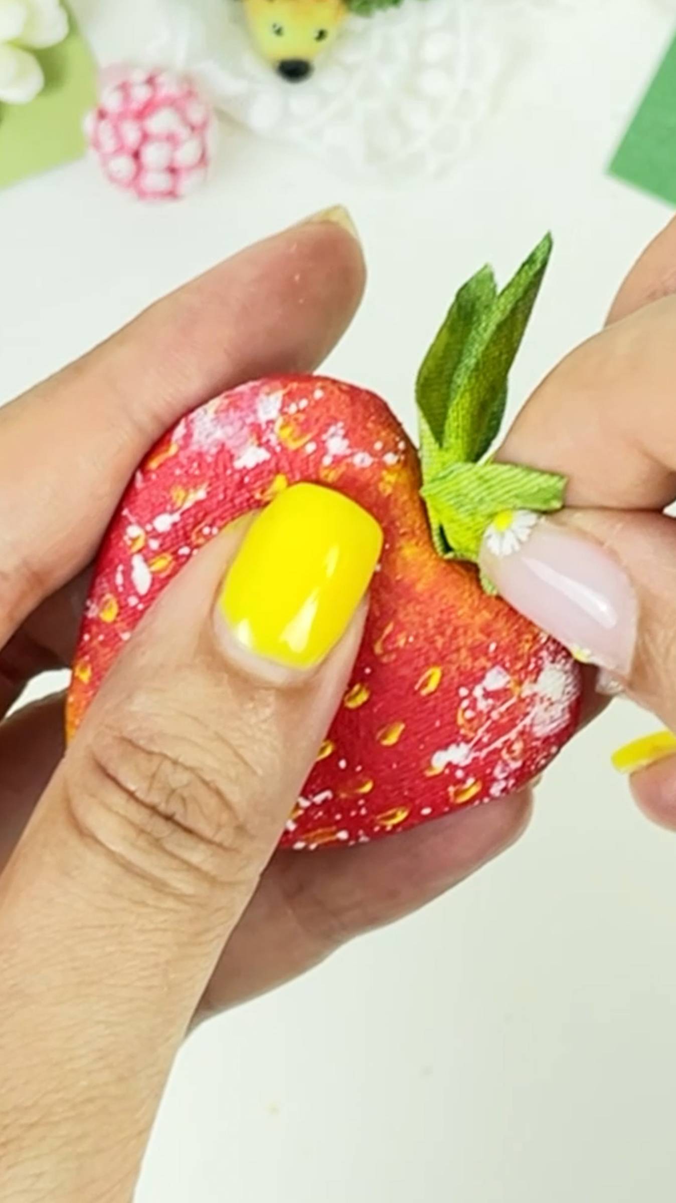 Клубника из картона и ткани🍓