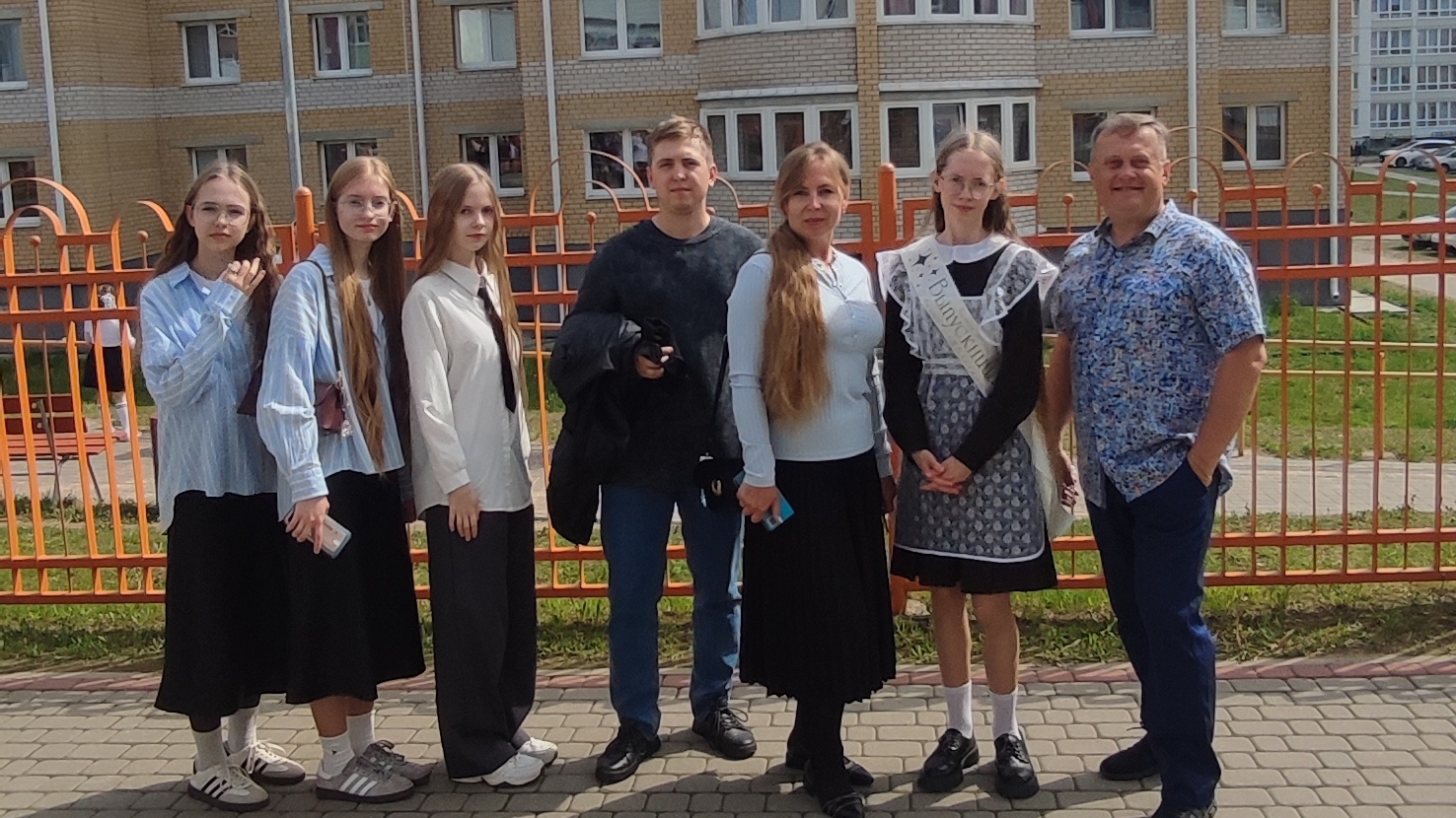 Финальные титры школьной главы. Маленькая девочка выросла…В главной роли — Эвелина.
