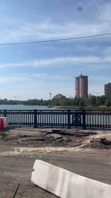 Вот так выглядит реконструкция моста по Ильича сегодня. 
Убрали бордюры и сняли часть асфальта.