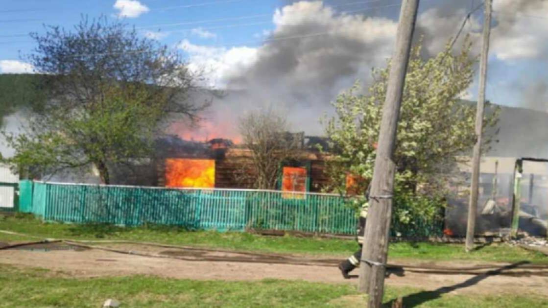 Игравшие с огнем дети сожгли два дома в Иркутской области
