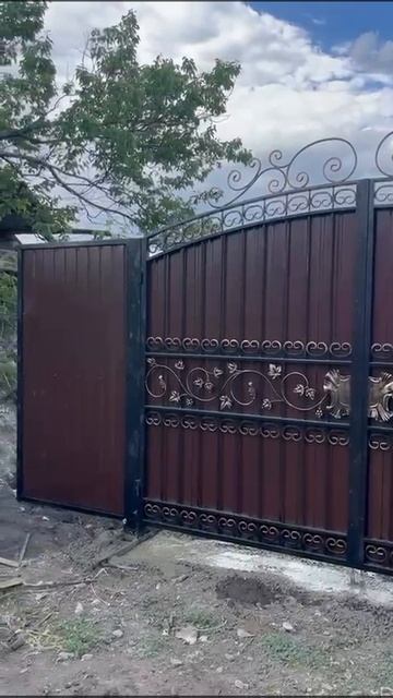 Распашные ворота с калиткой "Виноград"