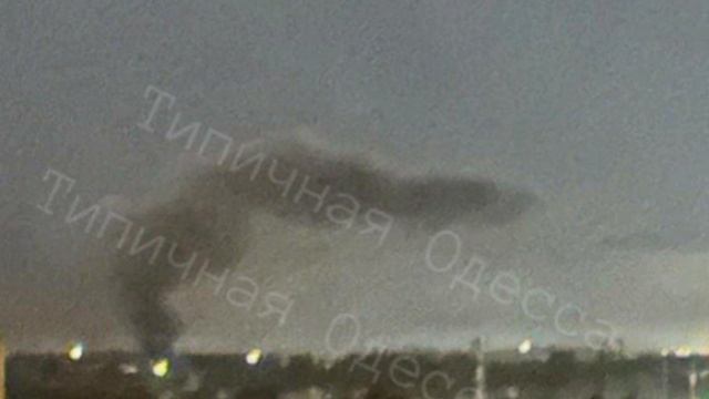 🇷🇺💥🇺🇦Нанесен удар по объекту врага в Одессе
На месте прилета в районе аэропорта пожар и поднима