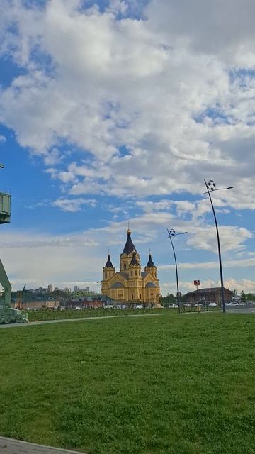 Портовый кран днём.