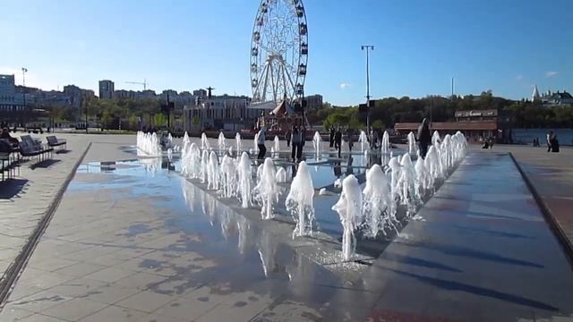 Красная площадь. Популярное место отдыха горожан. Чеб?