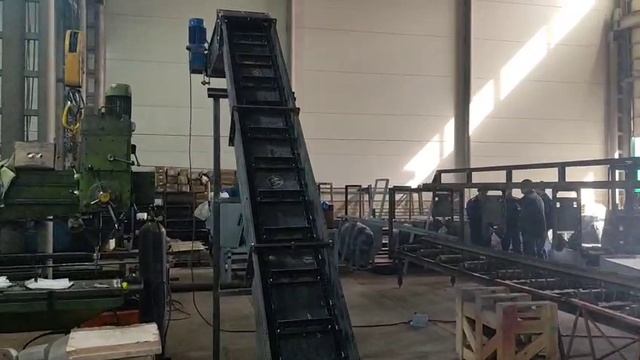 Транспортер для удаления опила Z-образный в действии