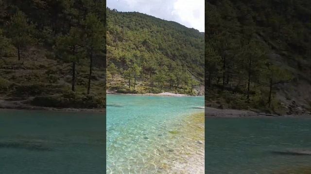 Голубая лагуна возле подножия горы