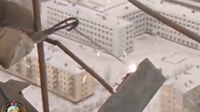 Высотники-монтажники. Монтаж телевезионной вышки. СССР
