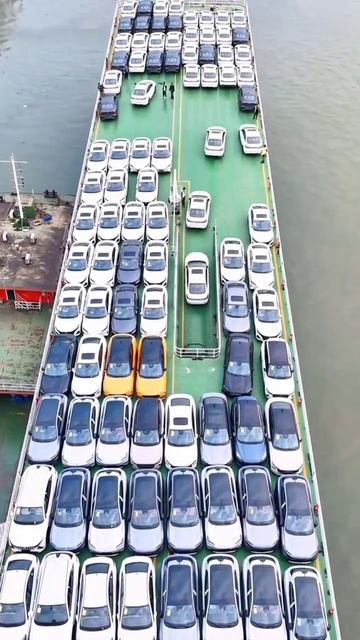 Загрузка контейнеровоза автомобилями в Китае 🚛