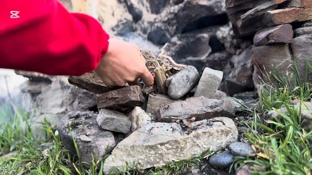Приготовление еды на безлюдном нудисткой пляже.Без сл