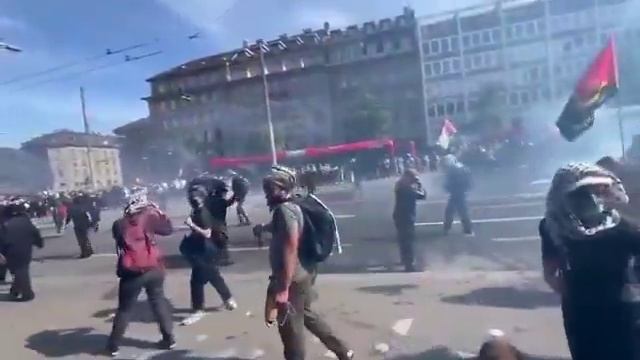 Швейцария в настоящее время выглядит как зона военных действий.