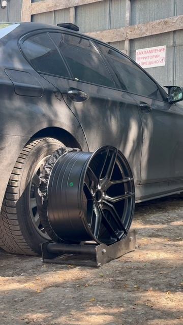BMW F10 на примерке дисков в 19-ом диаметре