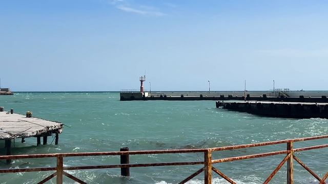Ялта. Морское волнение. Старая пристань. Набережная им. Ленина. 17.05.2025. Крым. Crimea. Yalta.