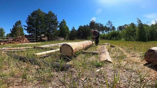 В таежной глуши, трудовые деревенские будни.
