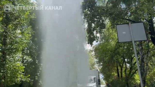 Мощный фонтан бьет из под земли на улице Мира. Новая до
