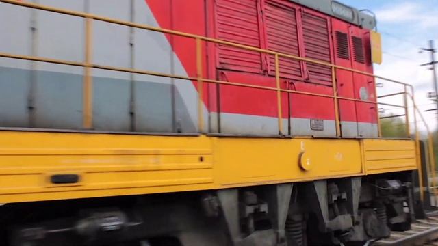 Тепловоз ЧМЭ3-6161 выполняет манëвр.