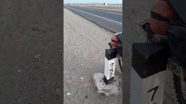 показываю велосипед в пустыне на на севере Перу / вело?