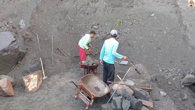 Строительство, шахтёры копают песок, вулкан Мерапи