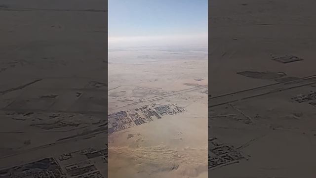 Пролетая над оазисами в пустыне Арабских Эмиратов