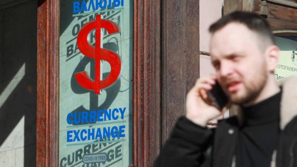 Экономист дал рекомендации по покупке валюты к лету