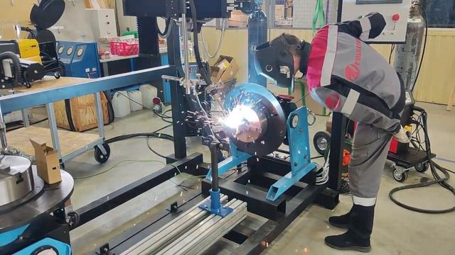 Автоматическая установка для плазменно-порошковой наплавки. Сварочный вращатель.